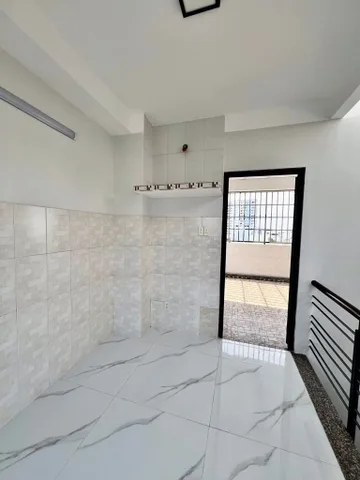 Nhà 5x18, 5 tầng mặt tiền kinh doanh, giáp 4xã, 10tỉ 3.