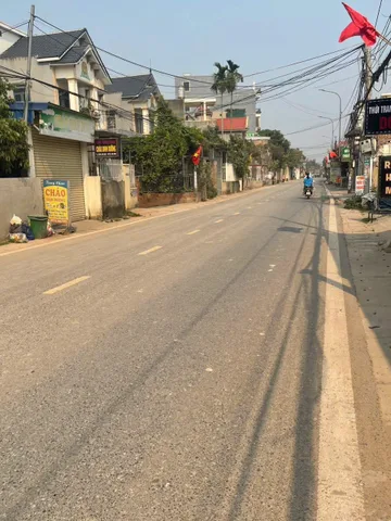 CHÍNH CHỦ CẦN BÁN LÔ ĐẤT HOA ĐỘNG
L/h:076.231.9990 em Thúy 

• Diện tích: 100 m², LÔ GÓC, NỞ HẬU, sạch đẹp

• Hướng: Tây tài lộc. Rất thích hợp xây nhà ở, đầu tư sinh lời.

• Vị trí: Cách trục đường 203 chỉ vài bước chân. Ngõ oto ra vào thoải mái, 