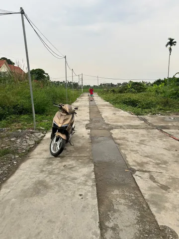 🍀Cc gửi bán một lô sẵn bìa tổ dân phố Bái Trong - Hoa Động .l/h:076.231.9990 em Thúy 
Diện tích 80 m vuông 
Nằm trong khu dân cư đông đúc 
Chỉ cách đấu giá bái trong tầm 200 m , cách trục đường trải nhựa thông các ngả  tầm 70 m 
Chỉ một ngoặt là tới đ