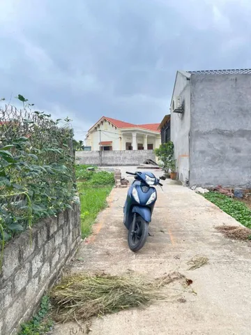 📣📣cc gửi bán lô thủy triều sẵn bìa . 
L/h:076.231.9990 em Thúy 
👉🏽diện tích 60,6 m vuông hướng đông nam . 
💕ngõ trước đất 3-4m , oto morning vào tận đất 
💕cam kết ko lỗi phong thủy 
👉🏽khu vực đông dân cư , cách đường 359 chỉ tầm 300 m 
Bán kính 200m