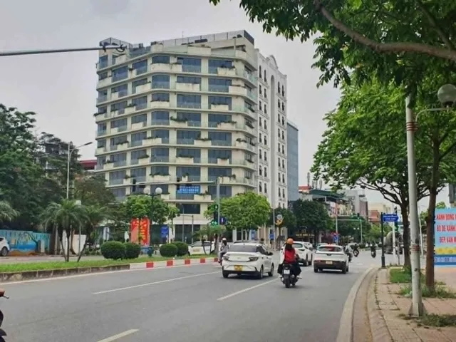 nhà lô góc mặt phố Long Biên, 75m x 5 tầng, MT 19m, gần bệnh viện Tâm Anh