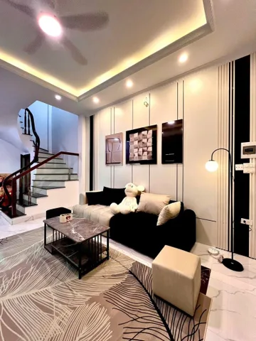 NGUYỄN VĂN LINH – LONG BIÊN  30m² – 5 TẦNG – Ô TÔ QUA NHÀ