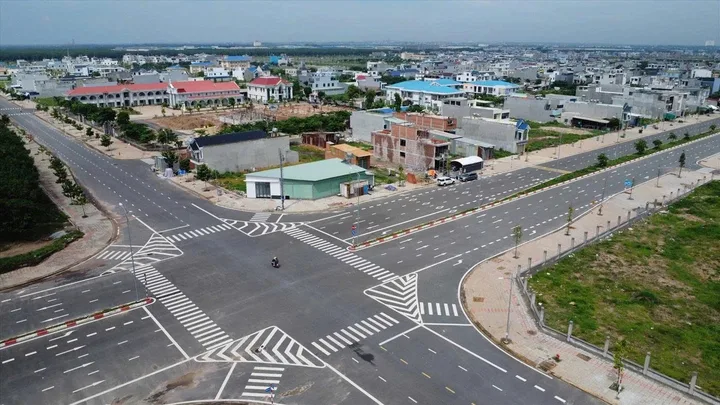 Đất nền nằm ngay vành đai thương mại kết nối trực tiếp về cầu Long Hưng ,full thổ cư, sổ sẵn ,giá chỉ 12tr/m2