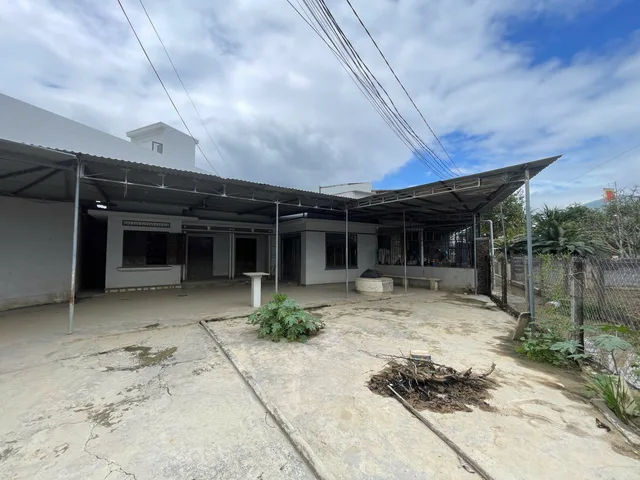 Đất đường Ông Tổng, thôn 4, xã Diên Phú, huyện Diên Khánh 
• Diện tích 306m2 chiều ngang ôm góc 2 mặt tiền 24,6m
• Thổ cư 60m2
• Đường rộng 3m, ô tô vô tới phía ngoài có chỗ quay đầu 
• Hướng Đông - Đông Nam