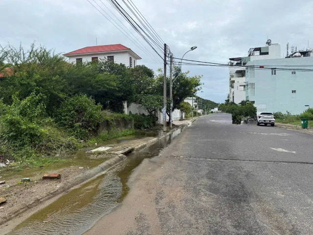 💥BÁN ĐẤT BIỆT THỰ MẶT TIỀN TRIỆU QUANG PHỤC – VĨNH HÒA
Lưng tựa núi – Mặt vọng biển – Vị trí đẹp hiếm có
 • Vị trí: Mặt tiền đường Triệu Quang Phục, rộng 16m, khu Vĩnh Hòa
 • Diện tích: 310m² (ngang 15,5m x sâu 20m)
