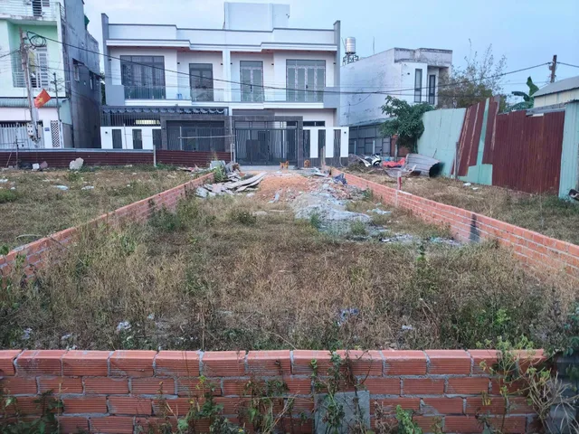 Đất Phú Hoà cũ (phường Phú Lợi-TP.HCM) sát bên trường cấp 2 phú hòa và đường vành đai 3, 1/hẻm 269 đường Nguyễn Thị Minh Khai.Đường bê tông 4.5m thông tứ hướng