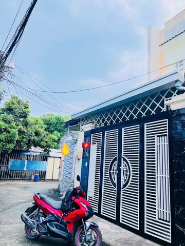 CHỈ HƠN 5 TỶ SỞ HỮU NGAY NHÀ 99M² – 2 TẦNG NHƯ MỚI – Ô TÔ NGỦ TRONG SÂN – 3PN RỘNG RÃI – GẦN THCS LONG TRƯỜNG Q9