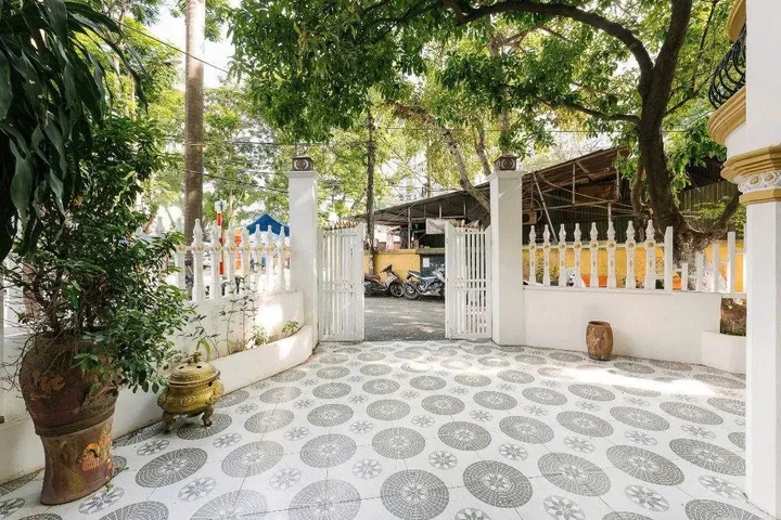 Cho Thuê Villa Pháp Cổ - Hoàng Công Chất - Bắc Từ Liêm 150M² 4 Tầng - Nội Thất Gỗ Cao Cấp - 2 Mặt Tiền Siêu Rộng - Ở Sướng - Kinh Doanh Đỉnh - Giá Thuê 45tr