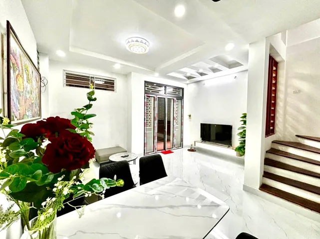 ☘️HOÀNG QUỐC VIỆT NHÀ ĐẸP DÂN XÂY - GẦN PHỐ VÀI BƯỚC RA BÃI GỬI XE - CÁC PHÒNG THOÁNG SÁNG FULL NỘI THẤT - XUNG QUANH NHIỀU TIỆN ÍCH 
- DT 36 M - 5 TẦNG - MT 4,8 M 
- GIÁ CHÀO NHỈNH 8 TỶ 

- Sổ đỏ đẹp chính chủ , sẵn giao dịch 
- LH trực tiểp : #Điệp