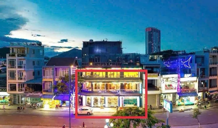 CHO THUÊ NHÀ 3 TẦNG BỜ KÈ XÓM BÓNG, VIEW BIỂN (THÁP BÀ) - NHA TRANG. NGANG 15M. TIỆN KINH DOANH NHÀ HÀNG, QUÁN NHẬU. LH 0905 800 366 - E Hiền