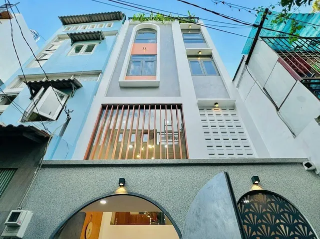 Xoay vốn bán nhà 42m2 Nguyễn Thiện Thuật ,P1, Q3. Giá 3 tỷ 450 ,Cách chợ bàn cờ 300m . Sổ hồng sẵn