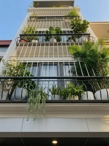Nhà đẹp gần hồ Linh Đàm – Một nhà ra phố, thoáng trước sau – 35m2 x 5 tầng mới – Tặng lại toàn bộ nội thất giá trị