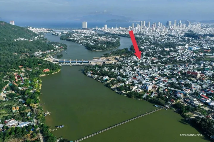😍 CHÍNH CHỦ gửi Bán lô đất Đẹp -- 66,4m2 --- Cạnh TĐC Ngọc Hiệp, Tây Nha Trang  -- Chỉ 2 tỷ 140tr Còn Bớt .

 👉 Tặng kèm GPXD 3 tầng
• Sổ hồng riêng công chứng ngay
• Ngang 3,32m - Hướng Tây Bắc
• Đưởng 3,5 m ( quy hoạch mở rộng 6m ) ô tô đi thoải má