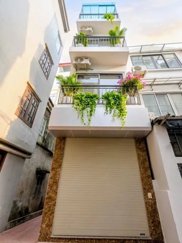 Bước chân ra hồ điều hòa 💥 Tận hưởng không khí trong lành mát mẻ vô cùng luôn – Lô góc 41m2 dân xây 6 tầng thang máy