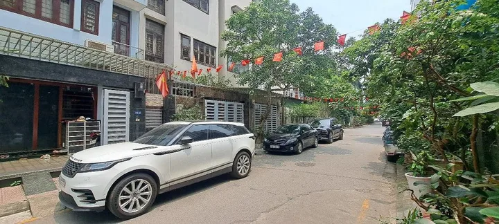 BÁN NHÀ LIỀN KỀ ĐƯỜNG HOÀNG VĂN THÁI. 85M2 - 4 TẦNG. GARA Ô TÔ.