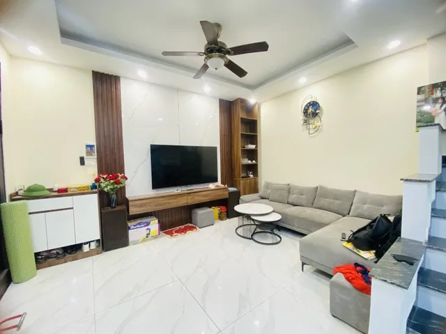 Bán nhà Định Công Thượng – Giá 8.6 tỷ – DT 72m² x 4 tầng – MT 15m – lô góc, gần phố, diện tích rộng