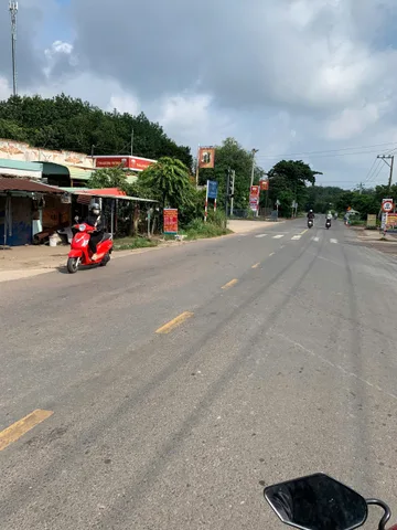 ANH KHÁCH QUEN GỬI BÁN LÔ ĐẤT MẶT TIỀN ĐƯỜNG NHỰA, CÓ SẴN 100M2 THỔ CƯ, GẦN CHỢ, TRƯỜNG HỌC, GIÁ 650 TRIỆU THƯƠNG LƯỢNG
