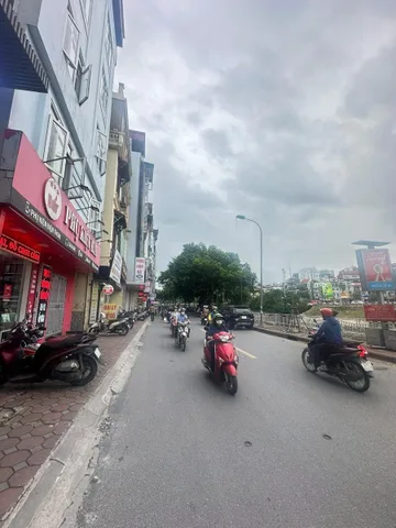 BÁN NHÀ ĐƯỜNG NGUYỄN NGỌC VŨ. 389M2 - 5 TẦNG. GẦN PHỐ LỚN.