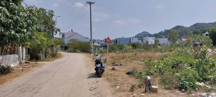 BÁN ĐẤT MẶT TIỀN ĐƯỜNG HÒN THƠM - TÂY NHA TRANG 
- Diện tích 99.1m2 (91.1m2 Thổ Cư) ngang 5m
- Đường rộng 6-9m sau qh rộng 20m. Khu dân cư đông đúc.
- Hướng : Tây
- Pháp lý sổ hồng 
- Giá bán 2 tỷ 450 triệu
