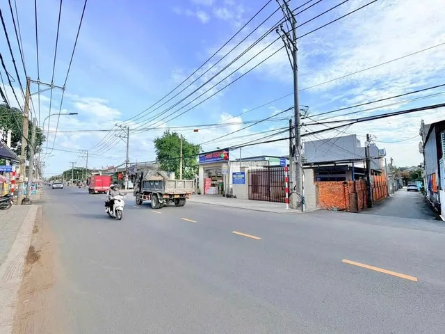 ĐẤT NGỘP NGAY TTHC XÃ, MẶT TIỀN ĐƯỜNG NHỰA 10M, HẺM XE HƠI , CÁCH CHỢ, TRƯỜNG HỌC CHỈ 500M.
