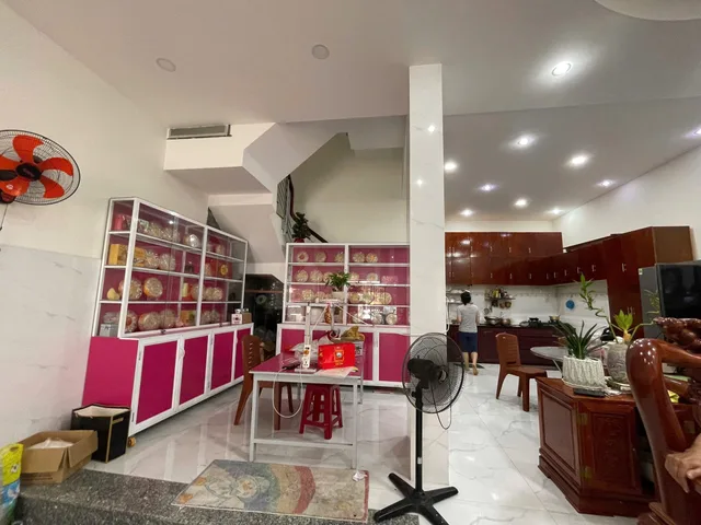 BÁN NHÀ 4 LẦU PHƯỚC LONG – GẦN VÒNG XOAY HOÀNG DIỆU
 • Diện tích: 82,8m² — ngang 7m — hướng Tây Nam
 • Đường ô tô 6m, thông thoáng
 • Kết cấu: 4 lầu — 5PN, 6WC, sân xe rộng, 3 phòng trống
 • Nhà mới, để lại ít nội thất, vào ở ngay
 • Phù hợp gia đình