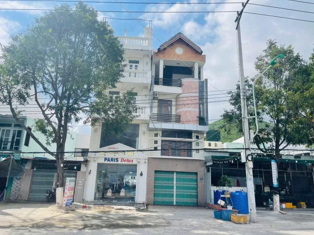 BÁN NHÀ MẶT TIỀN SÔNG – VIEW BIỂN 
- Đường Nguyễn Văn Linh – Hòn Rớ 1 - Nam Nha Trang  
- Nhà trực diện sông, nhìn thấy biển, ngắm toàn cảnh thành phố Nha Trang từ ban công
- Nằm trên trục đường 30m (bao gồm vỉa hè), khu vực tập trung nhà hàng – dịch v