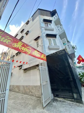 Nhà bán quốc lộ 13 hẽm xe hơi 4 tầng sổ hồng riêng, gần công viên