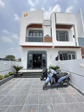 Bán nhà gần chợ Đình, nhà 2 mặt tiền đường, nhà mới, đẹp, có nội thất, SHR
