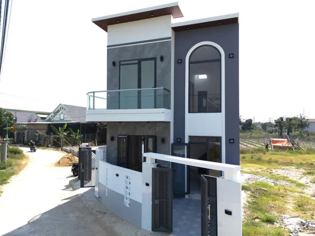 Nhà mới xây hoàn toàn; có thể dọn vào ở ngay; làm thủ tục nhanh gọn