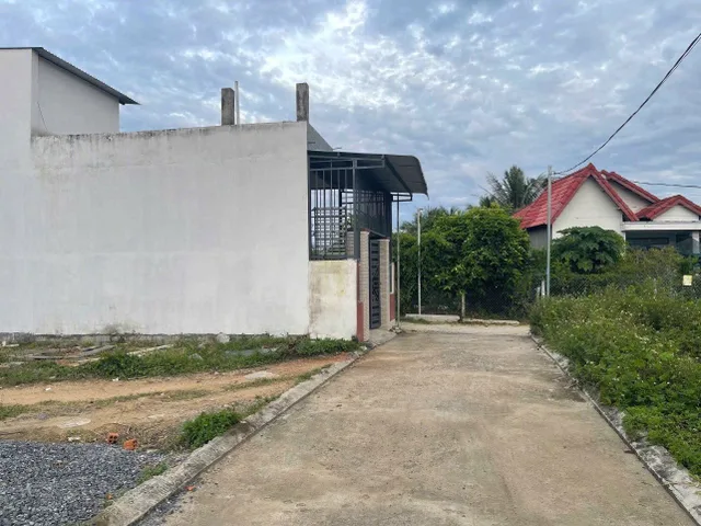 🔥Đất  Diên Lạc - hẻm oto Lạc Bình - Diên Khánh 

👉Vị trí cực kỳ tiềm năng , Tương lai cạnh khu Đô Thị VCN cách TL2 500m
• Diện tích: 90.3m2 ngang 5m. Thổ cư 100% 
• Đường rộng 3.5m oto tận nơi. Hướng Tây Nam
• Sổ sẵn công chứng nhanh gọn 
* Bán kính
