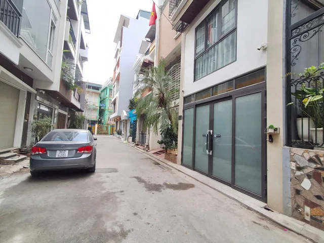 BÁN CHDV Ô TÔ TRÁNH - GARA - KINH DOANH 7 Tầng Phố Nguyễn Văn Cừ 80m2 X 28.6 tỷ Long Biên.