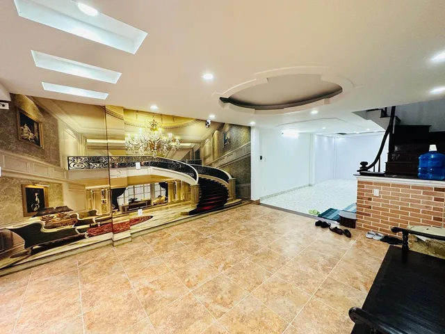 Bán Nhà Nguyễn Ngọc Vũ. Cầu Giấy. Ô Tô. DT 57m2. MT 4.2m. 5 Tầng. Giá 27.5 Tỷ.