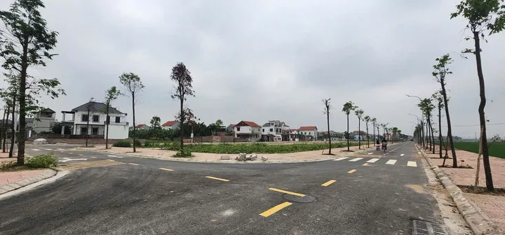 Lô đất đấu giá Hoàng Kim diện tích 87,3m2. Giá trúng 47,36 triệu/m2 không chênh. Vị trí sát cầu Hồng Hà Vành đai 4. Sát khu đô thị của Chủ đầu tư lớn. Tổng tiền vô cùng hợp lý.

✔️Liên hệ em Hường 0978260602 để xem đất và gặp chủ ạ
#DatDauGiaMeLinh #da