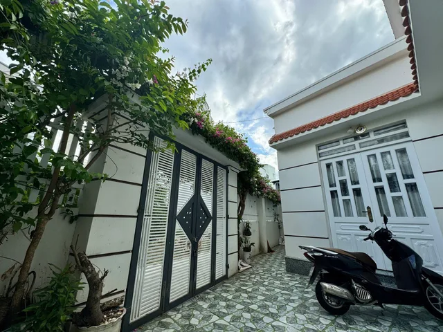 🏡NHÀ 2 TẦNG  – 𝐏𝐇𝐔̛𝐎̛̀𝐍𝐆 𝐓𝐀̂𝐘, 𝐍𝐇𝐀 𝐓𝐑𝐀𝐍𝐆 🌸 VĨNH THẠNH..!!!
-Diện tích :110,4 m
✨ Nhà 2 tầng,  DTXD:220m² ngang 10m.hướng nam mát mẻ.Sổ vuông đẹp.

🌲 sử dụng, 3 PN, 3WC, không gian xanh mát.
-Dàn hoa giấy đẹp như cổ tích, ngập tràn lãng mạn.
-Full nộ