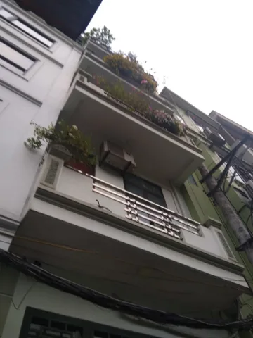 Chính chủ bán nhà 35m2, sổ đỏ riêng biệt, 3.5mx10m, đông bắc, ngõ trước nhà 3.5m, 4 tầng 1 tum, 1 khách 1 bếp, 6 ngủ 4 vs, vườn sân thượng và sân phơi
