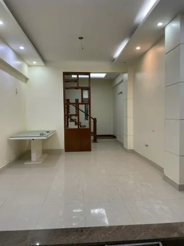Cho thuê nguyên cănngõ 117 Thái Hà hướng Tây Bắc.
Diện tích 45m² x 5 tầng-26tr/1tháng
