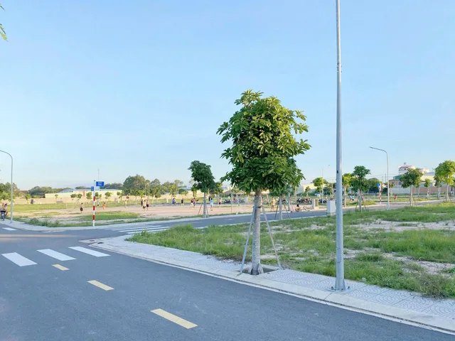 Cần bán gấp lô đất nằm ngay mặt tiền Phùng Hưng,cách chợ 400m,sổ sẵn ,full thổ cư giá chỉ hơn 10tr/m2