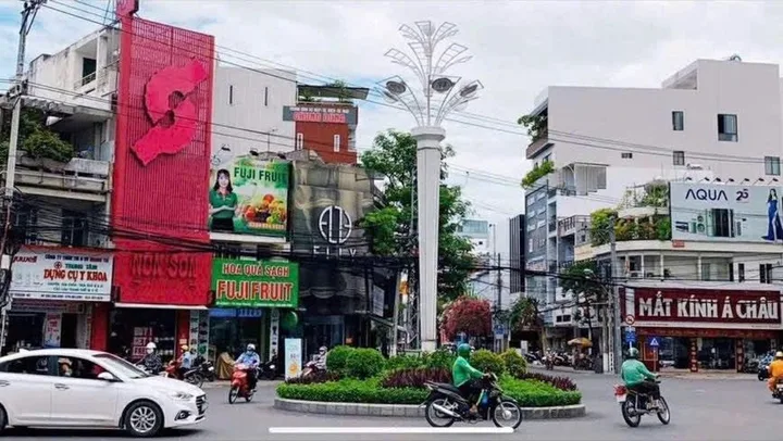 BÁN NHÀ 3 TẦNG NGAY NGÃ 5 QUANG TRUNG – TRUNG TÂM TP NHA TRANG

Vị trí cực đẹp ngay vòng xoay Ngã 5 Quang Trung, khu vực sầm uất, cách biển chỉ khoảng 300m, gần Bệnh viện Đa Khoa và đối diện khách sạn 4 sao. Khu trung tâm thành phố, thuận tiện kinh doan