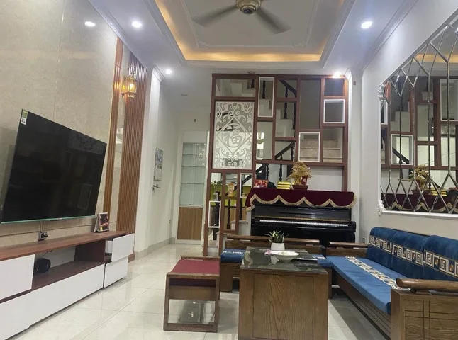Siêu phẩm Lạc Long Quân - Ngõ nông, rộng, gần tô tô - 42m2 - 10 tỷ