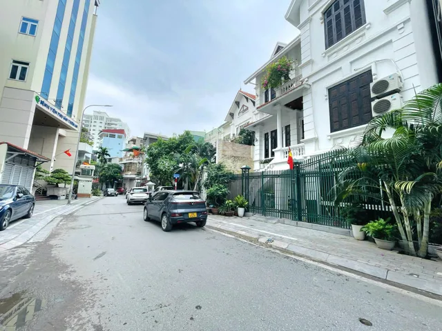 BIỆT PHỦ TÂY HỒ - FULL THỔ CƯ 750M - 1 SỔ - QUY HOẠCH ỔN ĐỊNH- ĐƯỜNG 8M - VỈA HÈ 6M- THANG MÁY - ĐƯỜNG THÔNG