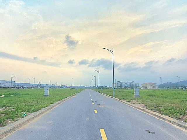 Bán đất giãn dân khu tự thôn lô áp góc dãy CL6 làn 2 đường 278. Diện tích 95m mặt tiền 5m hướng tây nam. Phường nam sơn tỉnh bắc ninh