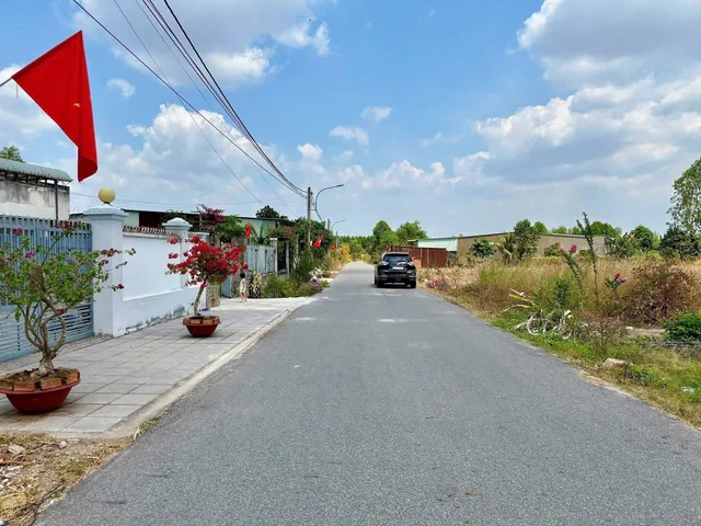 LÔ ĐẤT NẰM TRONG KHU DÂN CƯ HIỆN HỮU, MẶT TIỀN ĐƯỜNG NHỰA , CÓ SẴN 100M2 THỔ CƯ . CẦN RA GẤP GIÁ 760 TRIỆU