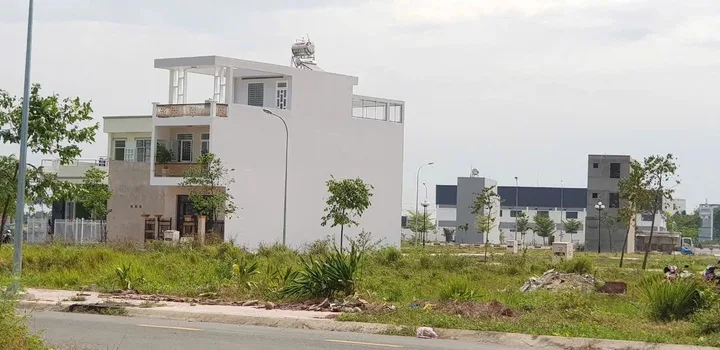 Bán lô đất nằm ngay mặt tiền Phùng Hưng, sổ sẵn , full thổ cư, dân cư hiện hữu giá chỉ 15tr/m2