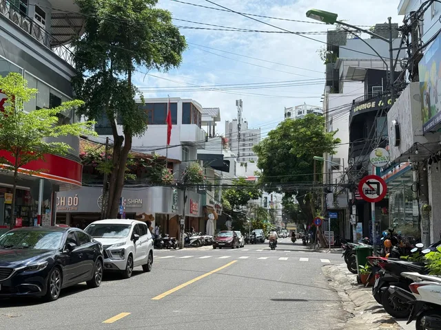 Bán Nhà Ngô Đức Kế khu bàn cờ TTTP Nha Trang ngang 9,8m siêu hiếm.🌻
- Diện tích: 194m2  nhà 3 tầng phù hợp nhiều loại hình kinh doanh.
- Vị trí đẹp ngay trung tâm phố hàn khách du lịch đông đúc sầm uất, cách biển 900m
- Giá bán: 160tr/m2 ~ 31,1 tỷ