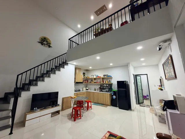 Bàn nhà 2 tầng 2 mặt tiền đường ô tô sau lưng siêu thị Go chỉ 4,75 tỷ
Diện tích: 93,9m2 ngang hơn 6m 
Đường ô tô tận nơi, nhà thoáng 2 mặt tiền, mặt sau quy hoạch 20m 
Công năng: 2 Phòng Ngủ, 2 Tolet, chủ để lain toàn bộ nội thất, mang máy tính và con 