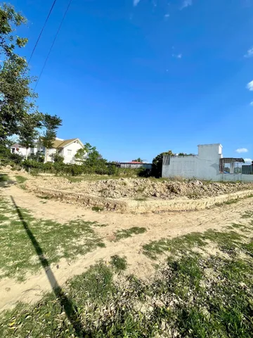 BÁN ĐẤT VĨNH TRUNG Lô Góc 2 Mặt Tiền . Gần nhà thờ Bình Cang -phường Tây Nha Trang
-Diện Tích: 256,2m2 ngang 7,5m
-Trừ QHGT còn lại 196,6m
-Có 80m Thổ cư 
-Đất Hướng : Tây Nam & Tây Bắc Cách ttp nha trang 6km