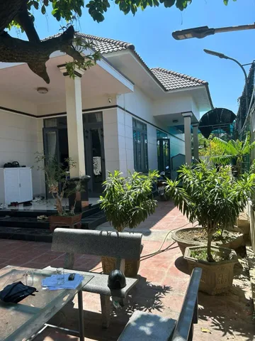BÁN NHÀ ĐẸP DIÊN AN – DIÊN KHÁNH. GIÁ 8,5 TỶ 
📐 Diện tích: 640,5m²
👉 Hướng Đông
🏠 Nhà 3 p.ngủ, 1 p.khách, 1 p.bếp, 1 p.thờ, 2 WC, 1 phòng karaoke giải trí, có sân rộng rãi thoáng mát
✅Đường bê tông rộng 4,2m, ô tô ra vào thoải mái.
✅Nhà Cách QL1A chỉ