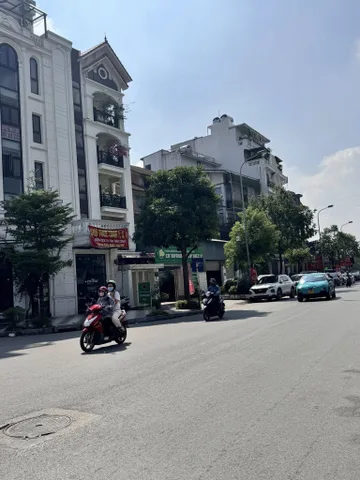 BÁN BIỆT THỰ ĐƯỜNG YẾN XÁ. 215M2 - 7 TẦNG. THANG MÁY. LÔ GÓC.
