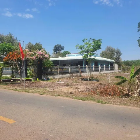 210m2 Ngang 6m có 190m Thổ Cư, đất mặt tiền đường nhựa kinh doanh tốt. Bán gấp giá 720tr gần Khu Công Nghiệp VSIP 2. Khách thiện chí tìm mua gọi 0903263878 xem sổ đất.