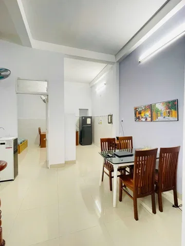- Bán căn nhà 1 trệt + 1 lầu có 3p ngủ công năng đầy đủ 
Diện tích đất 90m2 ngang 6m sâu 15m - đang kinh doanh lưu trú
- Nhà ở hẻm 3m cách dg Nguyễn Khuyến chỉ 100m 
- Cách biển Hòn Chồng  khoảng 700m